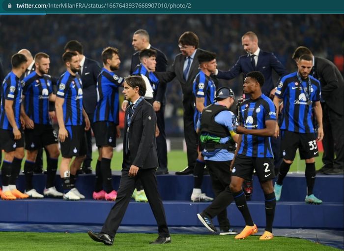 Simone Inzaghi dan para pemain Inter Milan menerima medali juara kedua di final Liga Champions, Sabtu (10/6/2023) atau Minggu dini hari WIB.