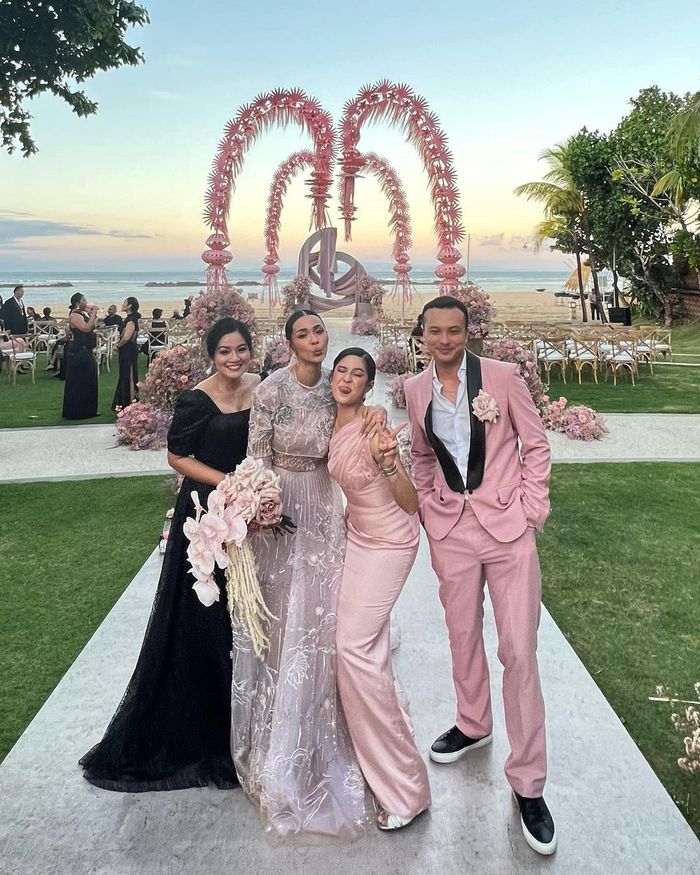 Adinia Wirasti bersama geng film Ada Apa Dengan Cinta, yaitu Titi Kamal, Dian Sastro, dan Nicholas Saputra.