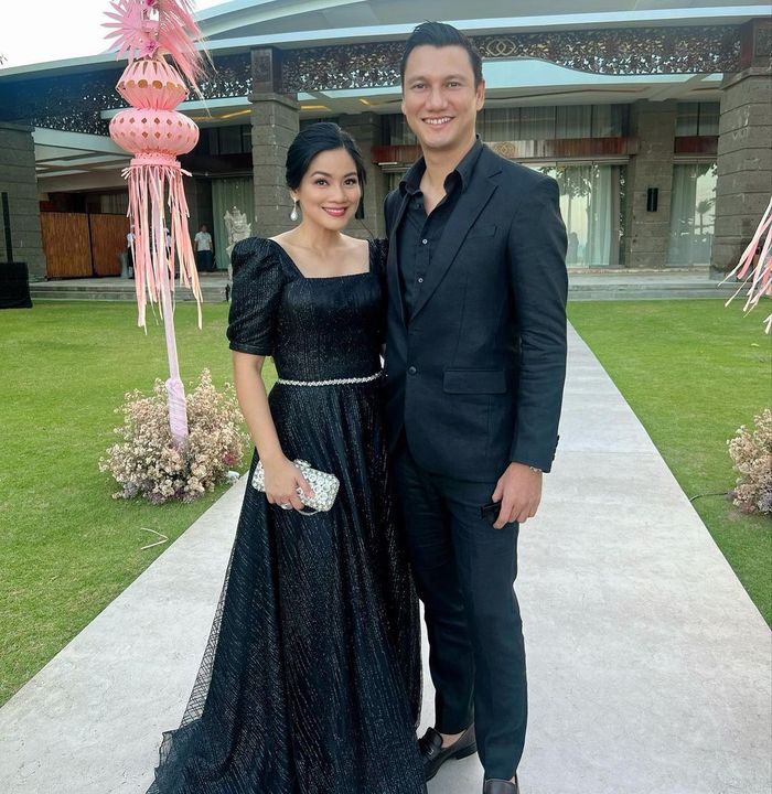 Titi Kamal dan Christian Sugiono di pernikahan Adinia Wirasti.