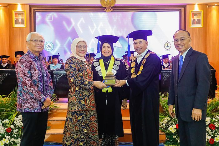 Menteri Ida bersama Prof Dr Rini dan jajaran pemangku kepentingan di USM.