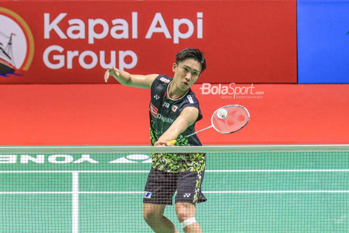 Atlet bulu tangkis tunggal putra Jepang, Kento Momota, sedang bertanding dalam ajang Indonesia Open 2023 di Istora, Senayan, Jakarta, Selasa (13/6/2023).