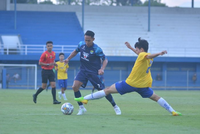 Beckham Putra saat menjalani laga uji coba antara Persib Bandung melawan Bandung United.