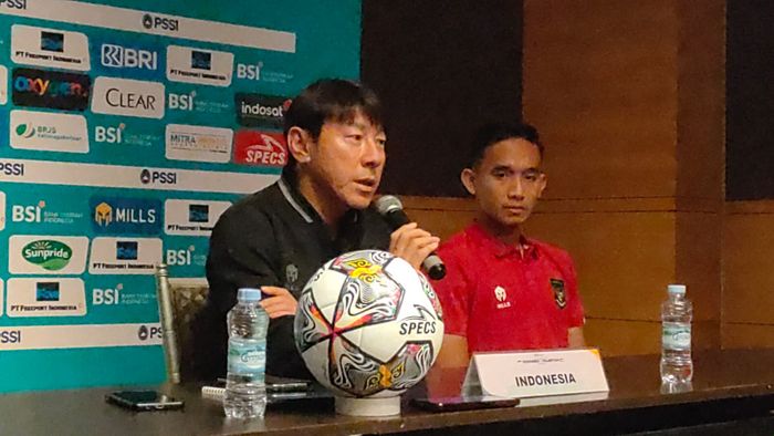 Pelatih Timnas Indonesia, Shin Tae-yong saat sesi konferensi pers di Stadion Gelora Bung Tomo, Selasa (13/6/2023)