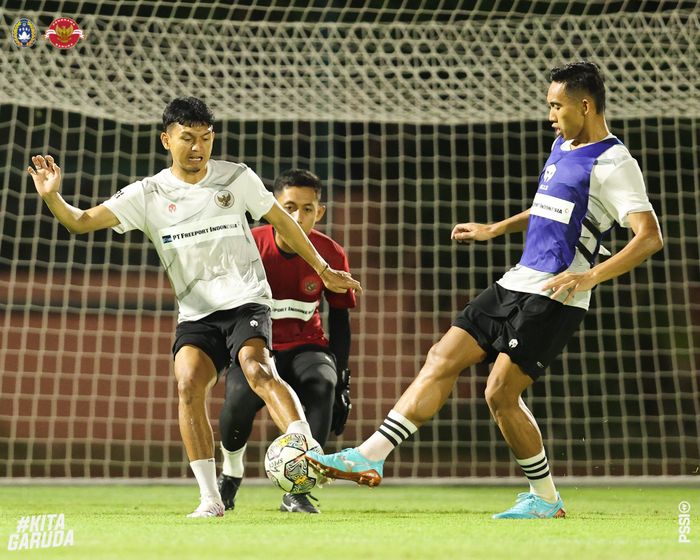 Timnas Indonesia saat berlatih di Lapangan Thor Surabaya, pada Senin (12/6/2023).