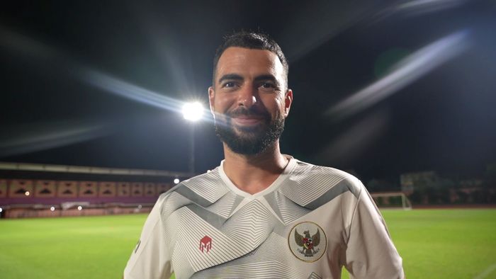 Pemain belakang Timnas Indonesia, Jordi Amat saat latihan di Lapangan THOR, Surabaya, Selasa (13/6/2023)