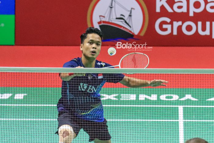 Atlet bulu tangkis tunggal putra Indonesia, Anthony Sinisuka Ginting, saat bertanding pada babak 32 besar Indonesia Open 2023 di Istora, Senayan, Jakarta, Rabu (14/6/2023).