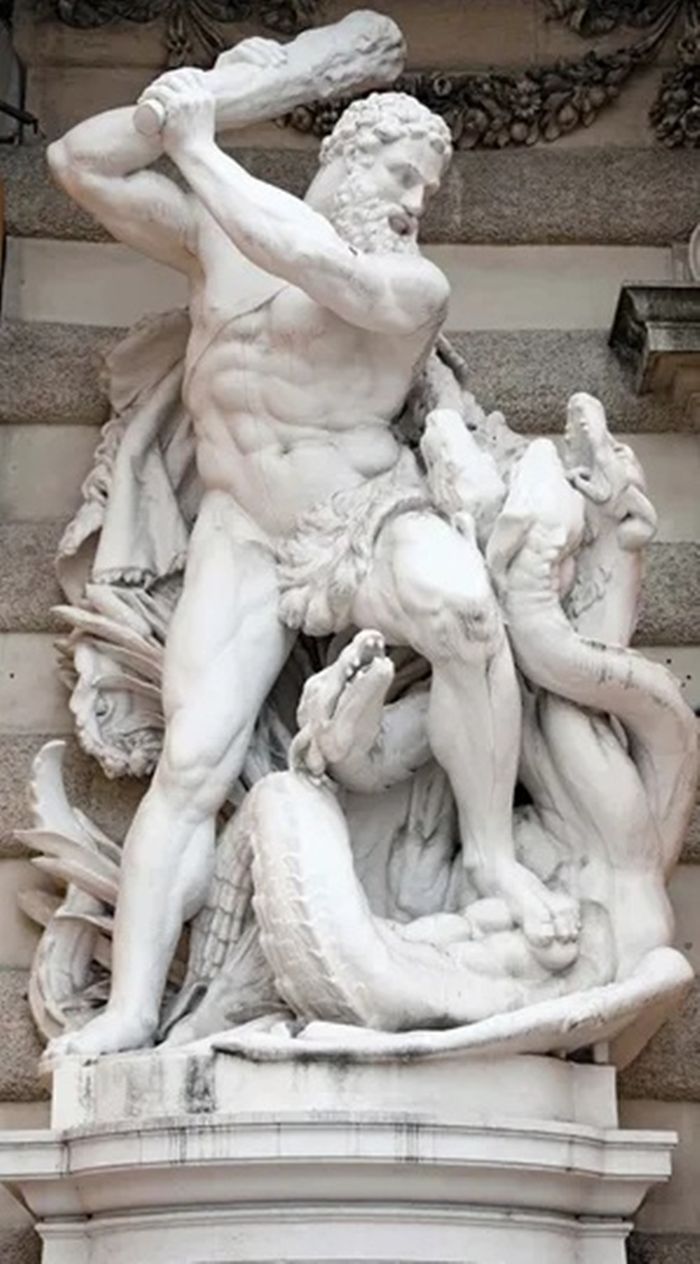 Heracles (Hercules) melawan Lernaean Hydra; di pintu masuk selatan ke Hofburg (Istana Kekaisaran) di Wina.