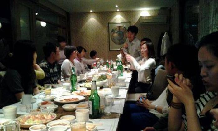 Ilustrasi makan malam perusahaan