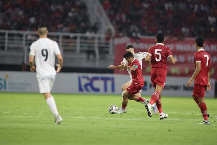 Bek timnas Indonesia Asnawi Mangkualam berduel dengan pemain Palestina.