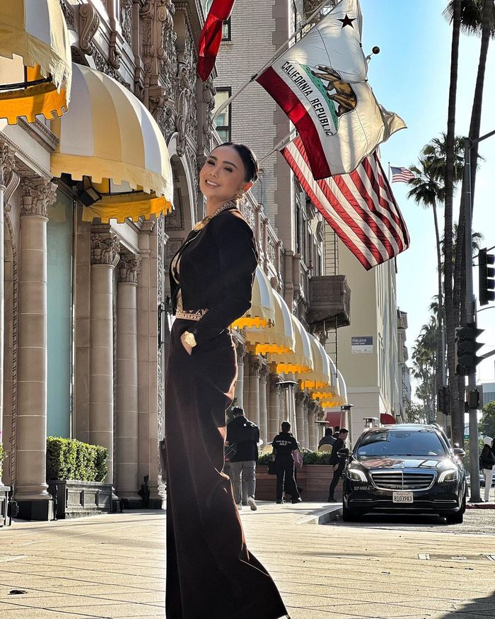 Penampilan Yuni Shara di Beverly Hills, Amerika Serikat.