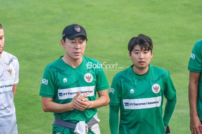 Pelatih timnas Indonesia, Shin Tae-yong (kiri), sedang memantau para pemain berlatih dan ditemani asistennya bernama Jeong Seok-seo alias Jeje (kanan) di Lapangan A, Senayan, Jakarta , Kamis (15/6/2023).