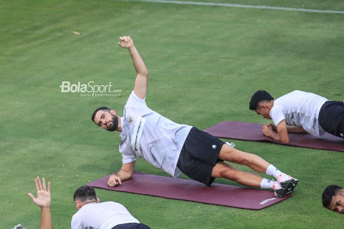 Bek naturalisasi timnas Indonesia, Jordi Amat, sedang melakukan pemanasan jelang berlatih di Lapangan A, Senayan, Jakarta , Kamis (15/6/2023).