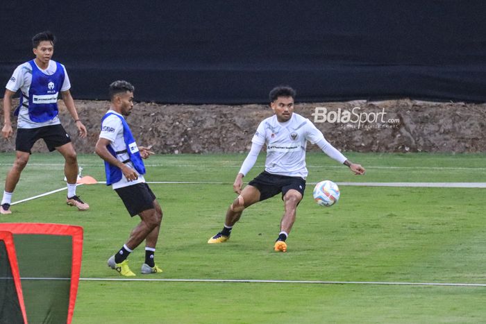 Saddil Ramdani (kanan) sedang berlatih bersama timnas Indonesia di Lapangan A, Senayan, Jakarta , Kamis (15/6/2023).