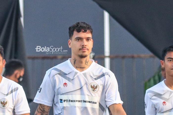 Bek sayap kiri naturalisasi timnas Indonesia, Shayne Pattynama, saat hadir dalam latihan di Lapangan A, Senayan, Jakarta , Kamis (15/6/2023).