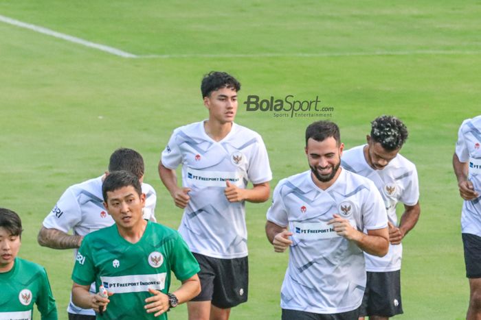 Rafael Struick dan Jordi Amat (tengah) sedang melakukan pemanasan bersama timnas Indonesia di Lapangan A, Senayan, Jakarta , Kamis (15/6/2023).