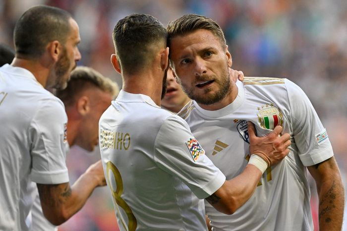 Ciro Immobile (kanan) cetak gol timnas Italia saat hadapi timnas Spanyol di semifinal UEFA Nations League (15/6/2023).