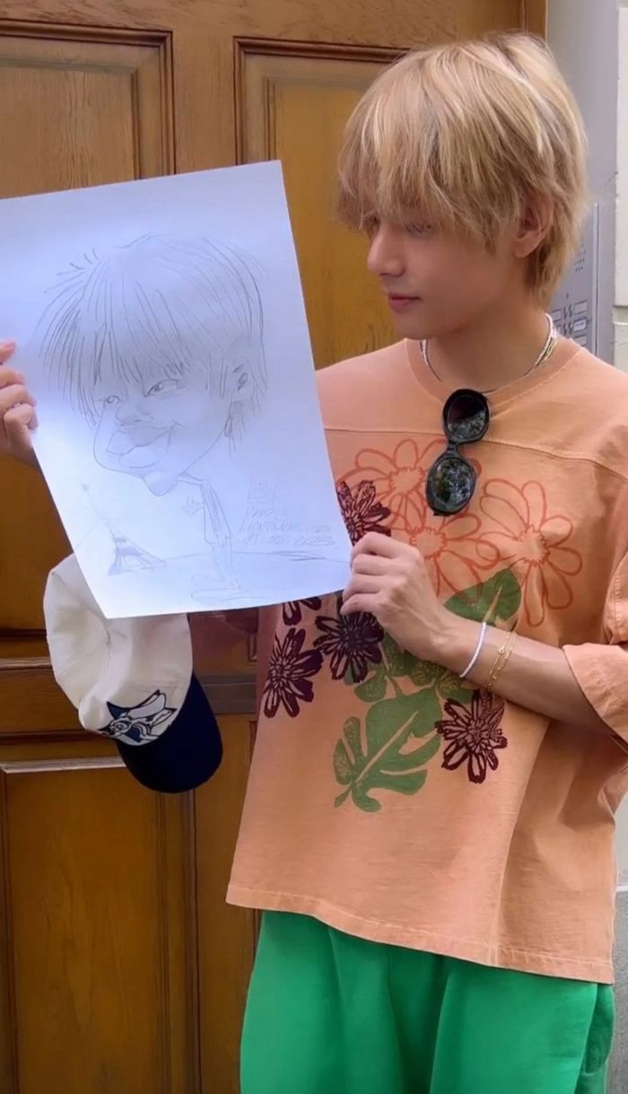 V BTS Bagikan Karikatur Dirinya yang Dibuat Seniman Jalanan Paris, Hasilnya Bikin ARMY Ngakak