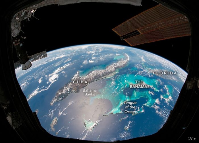 Awan menelusuri pulau-pulau di Laut Karibia dalam foto yang diambil oleh seorang astronot dari dalam Cupola di Stasiun Luar Angkasa Internasional.