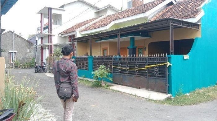 Garis polisi melintang di pagar rumah kontrakan tempat Budiati (31) ditemukan tewas pada Rabu (14/6/2023) malam.  
