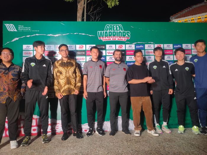 Konferensi pers jelang laga Persis Solo Vs Jeonbuk Hyundai Motors yang dihadiri Gusti Bhre Cakrahutomo Wira Sudjiwo dan Walikota Solo, Gibran Rakabuming Raka