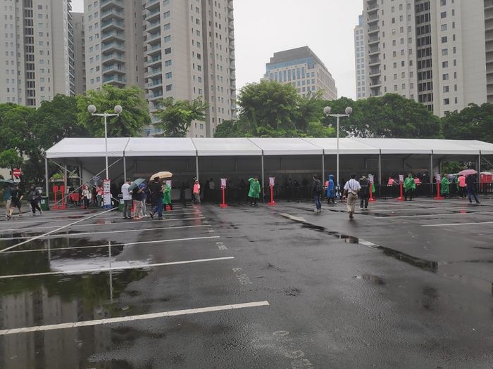 Suasana penukaran tiket Timnas Indonesia vs Argentina di Wisma Serbaguna GBK, Senayan, Jakarta, Jumat (16/6/2023) siang WIB.