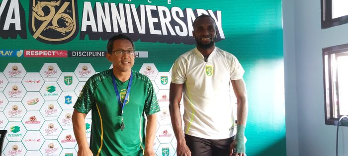 Pelatih Persebaya Surabaya, Aji Santoso dan Yohanes Kandaimu, pada sesi jumpa pers jelang pertandingan melawan Persija Jakarta, Sabtu (17/6/2023).