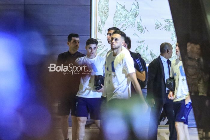 Tiga pemain timnas Argentina yakni Julian Alvarez (kiri), Emiliano Martinez (tengah), dan Lucas Ocampos (kanan) saat kembali ke penginapan di kawasan Jakarta, Sabtu (18/6/2023) malam