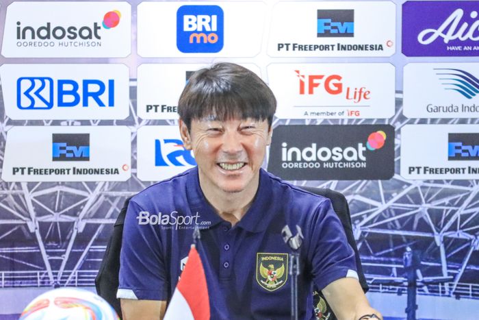 Pelatih timnas Indonesia, Shin Tae-yong, sempat memberikan senyuman saat hadir dalam sesi jumpa pers di Media Center Stadion Utama Gelora Bung Karno, Senayan, Jakarta, Minggu (18/6/2023).