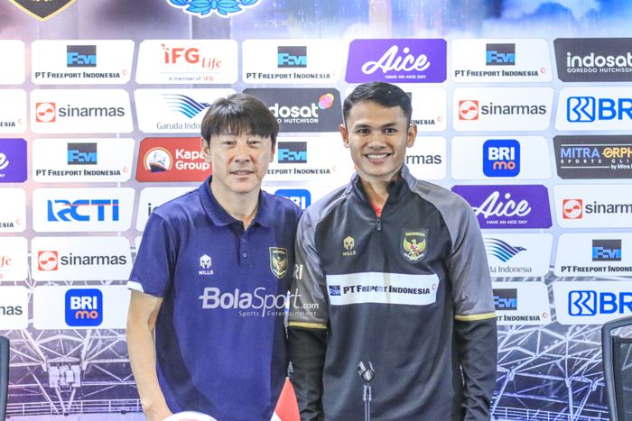 Pelatih timnas Indonesia, Shin Tae-yong (kiri) dan pemainnya bernama Dimas Drajad (kanan) sedang berfoto bersama di Media Center Stadion Utama Gelora Bung Karno, Senayan, Jakarta, Minggu (18/6/2023).