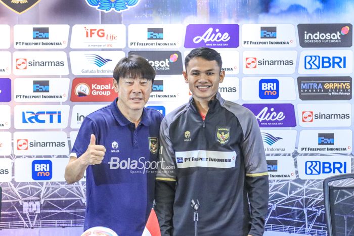 Pelatih timnas Indonesia, Shin Tae-yong (kiri) dan pemainnya bernama Dimas Drajad (kanan) sedang berfoto bersama di Media Center Stadion Utama Gelora Bung Karno, Senayan, Jakarta, Minggu (18/6/2023).