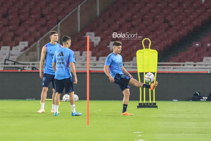 Julian Alvarez (kanan) sedang berlatih bersama timnas Argentina di Stadion Utama Gelora Bung Karno, Senayan, Jakarta, Minggu (18/6/2023) malam.