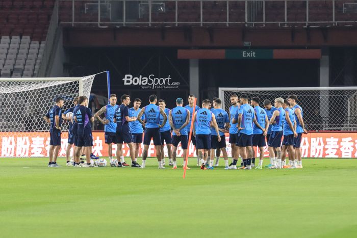 Timnas Argentina sedang melakukan briefing jelang berlatih di Stadion Utama Gelora Bung Karno, Senayan, Jakarta, Minggu (18/6/2023) malam.