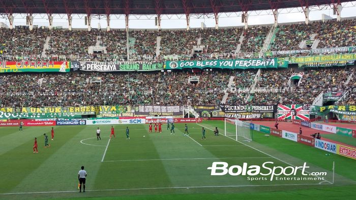 Suasana laga bertajuk Persebaya 96 Aniversary Game antara Persebaya Surabaya vs Persija Jakarta di Stadion Gelora Bung Tomo, Surabaya, Minggu (18/6/2023).