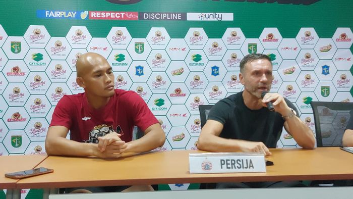 Pelatih Persija Jakarta, Thomas Doll, pada sesi jumpa pers seusai laga uji coba melawan Persebaya Surabaya, Minggu (18/6/2023).