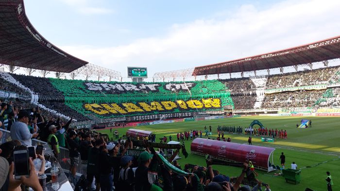 Aksi Bonek saat laga Persebaya Surabaya vs Persija Jakarta, Minggu (18/6/2023).