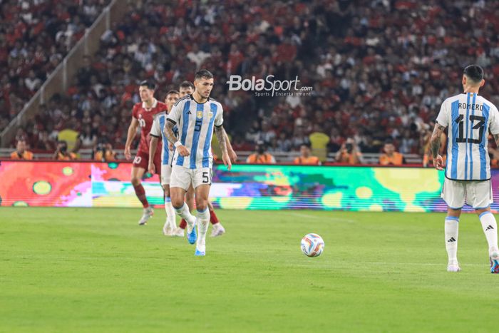 Pemain timnas Argentina, Leandro Daniel Paredes (tengah), sedang menguasai bola dalam laga FIFA Matchday di Stadion Utama Gelora Bung Karno, Senayan, Jakarta, Senin (19/6/2023) malam.