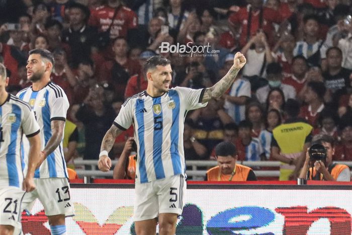 Pemain timnas Argentina, Leandro Paredes (tengah), sedang melakukan selebrasi seusai mencetak gol dalam laga FIFA Matchday di Stadion Utama Gelora Bung Karno, Senayan, Jakarta, Senin (19/6/2023) malam.