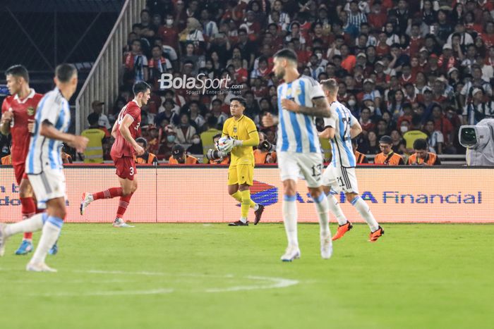 Kiper timnas Indonesia, Ernando Ari Sutaryadi (tengah), sedang menangkap bola dalam laga FIFA Matchday di Stadion Utama Gelora Bung Karno, Senayan, Jakarta, Senin (19/6/2023) malam.