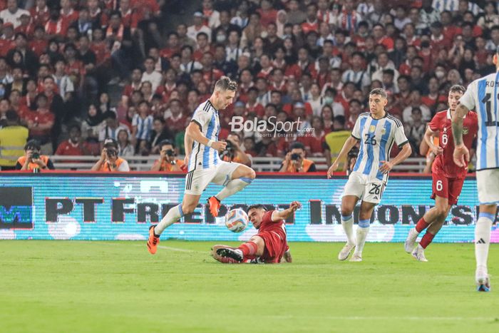 Pemain timnas Indonesia, Shayne Pattynama (tengah) sedang menekel bola yang dikuasai pilar timnas Argentina bernama Giovani Lo Celso (kiri) dalam laga FIFA Matchday di Stadion Utama Gelora Bung Karno, Senayan, Jakarta, Senin (19/6/2023) malam.