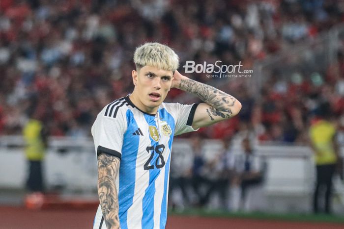 Pemain timnas Argentina, Alejandro Garnacho, sempat memegangi kepalanya saat berlaga di Stadion Utama Gelora Bung Karno, Senayan, Jakarta, Senin (19/6/2023) malam.