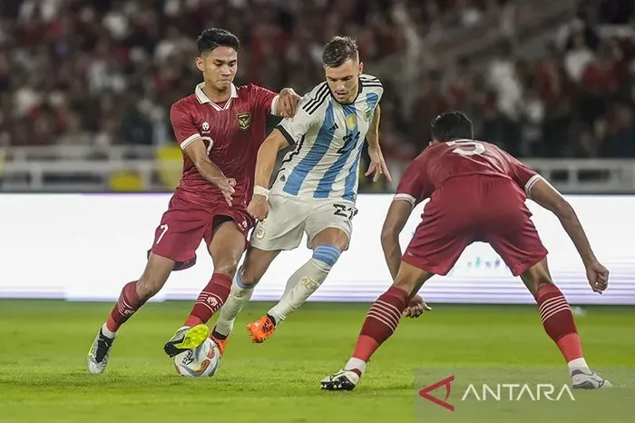 Pemain timnas Argentina, Giovani Locelso, dikawal ketat oleh pemain timnas Indonesia Marselino Ferdinan pada FIFA Matchday 19 Juni 2023.