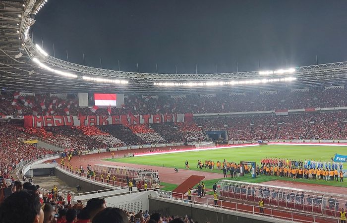 Spanduk semangat dari pendukung timnas Indonesia dalam laga melawan Argentina di Stadion Utama Gelora Bung Karno (SUGBK), Senayan, Jakarta, Senin (19/6/2023).