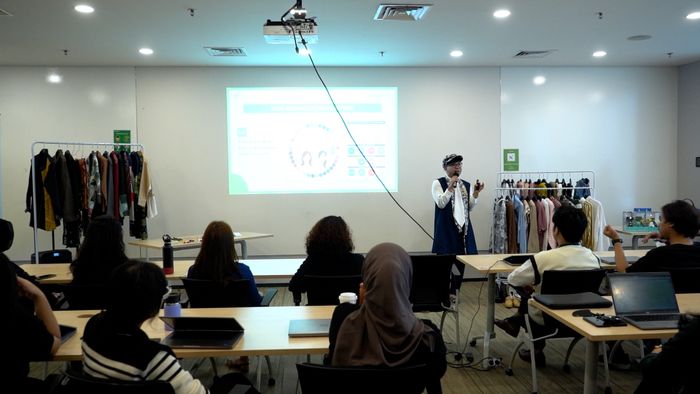 Selain pemaparan materi, tim Stylo Studio juga menyiapkan koleksi pakaian yang turut ditunjukkan.