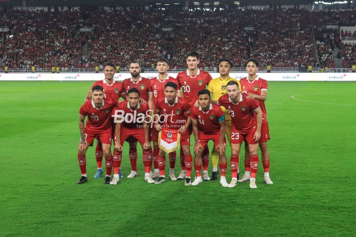 Skuad Timnas Indonesia berfoto menjelang FIFA Matchday kontra Argentina di Stadion Utama Gelora Bung Karno, Jakarta, Senin (19/6/2023) malam.