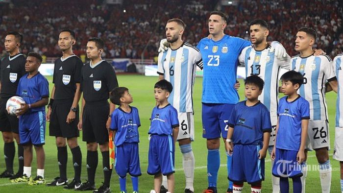 Cucu Presiden Joko Widodo, Jan Ethes (depan, ketiga kanan) menjadi player escort atau pendamping kiper Timnas Argentina, Emiliano Martinez dalam laga persahabatan FIFA Matchday antara Timnas Indonesia melawan Argentina di Stadion Utama Gelora Bung Karno (SUGBK), Senayan, Jakarta Pusat, Senin (19/6/2023). 