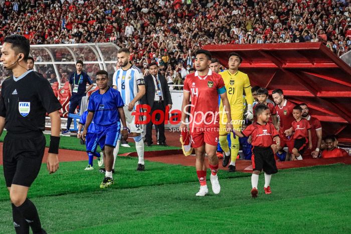 Sejumlah pemain Papua Football Academy turut menjadi player escort saat laga FIFA Matchday timnas Indonesia versus timnas Argentina di Stadion Utama Gelora Bung Karno, Senayan, Jakarta, Selasa (20/6/2023) malam.