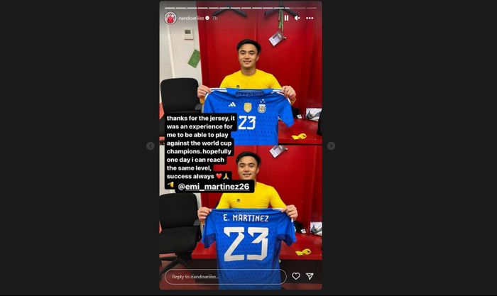 Tangkapan layar dari Instagram kiper timnas Indonesia Ernando Ari saat mendapatkan jersey dari Emiliano Martinez.