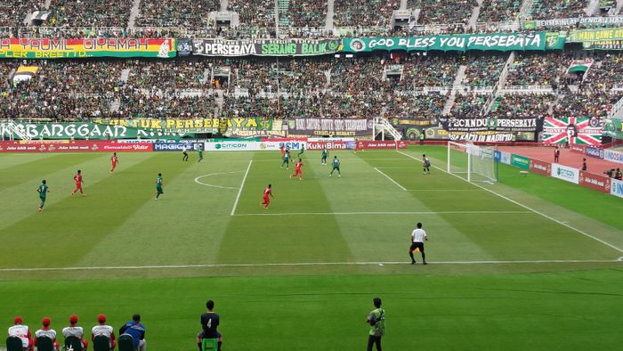 Suasana pertandingan antara Persebaya Surabaya melawan Persija Jakarta, Minggu (18/6/2023).