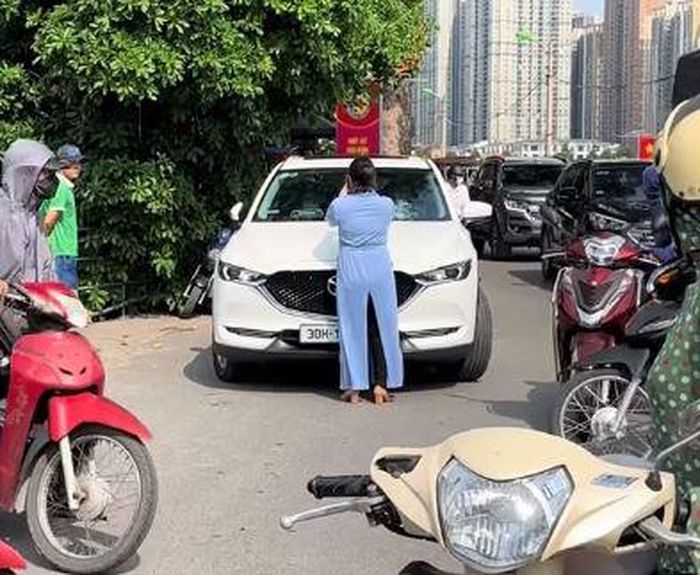 Suami Ngaku Pergi Kerja Tapi Malah Selingkuh, Istri Auto Pinjam Helm Pukul Kaca Mobil Paksa Masuk ke Dalam