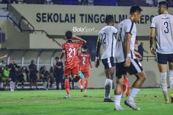 Pemain Persija Jakarta, Alfriyanto Nico (kiri), sedang melakukan selebrasi seusai mencetak gol dalam laga uji coba di Stadion PTIK, Blok M, Jakarta, Rabu (21/6/2023) malam.